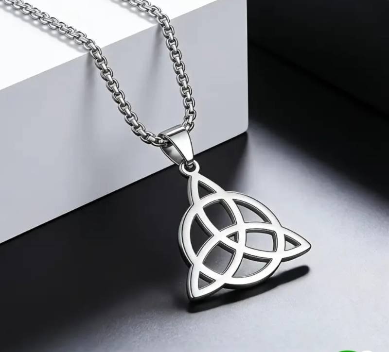 Cadena con dije de la triqueta