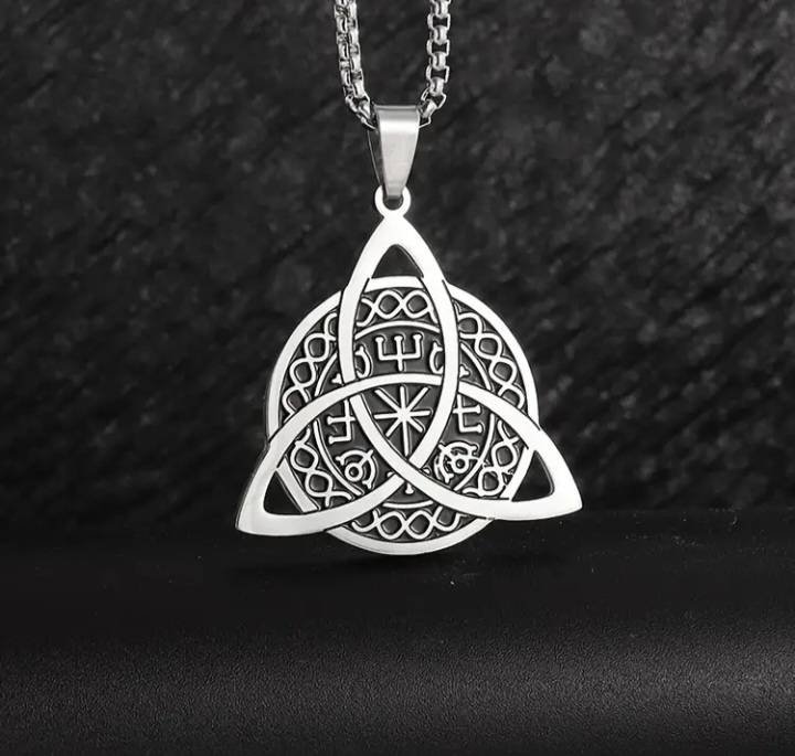 Cadena con dije de la triqueta