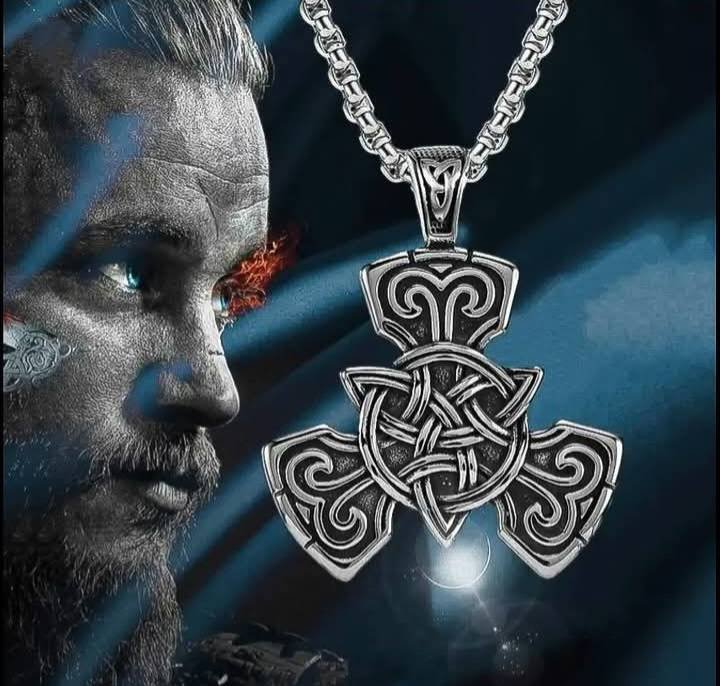 Cadena con dije de la Triqueta